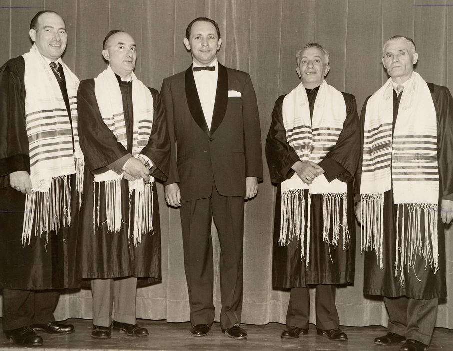 photo-Cantor Herskovits and Schara Tzedeck choir, Vancouver, B.C., 1955.